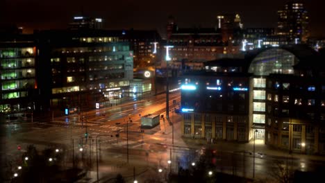 Zeitraffer--Und-Tilt-Shift-Ansicht-Bei-Schwachem-Licht-In-Richtung-Der-Kreuzung-Bei-Anna-Lindhs-Plats-In-Malmö,-Schweden