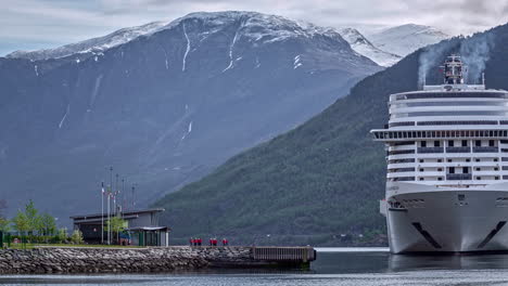 Cruiseship-arriving-at-Flam-harbor-in-Norway-Sognefjord,-timelapse