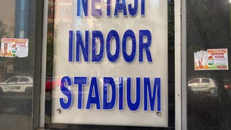 Placa-De-Identificación-Del-Estadio-Cubierto-Netaji-Subhash-Chandra-Bose-En-Kolkata,-Bengala-Occidental,-India