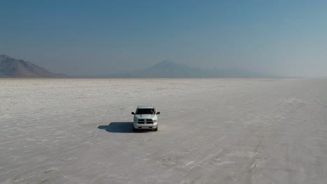 Camioneta-Blanca-Conduce-Hacia-Un-Dron-En-Las-Famosas-Salinas-De-Bonneville