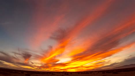 Bunte-Wirbelnde-Wolken-Am-Morgenhimmel,-Gefolgt-Von-Einem-Goldenen-Sonnenaufgang-über-Der-Wildnis-Der-Mojave-Wüste---Weitwinkel-Zeitraffer