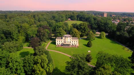 Luftbild-über-Herrenhaus-Im-Veluwe-Nationalpark-Mit-Pfannendecke-über-Urbaner-Stadt-In-Den-Niederlanden