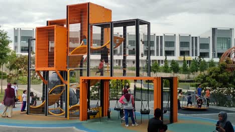 Parque-Infantil-Moderno-Al-Aire-Libre-En-El-Parque-Público