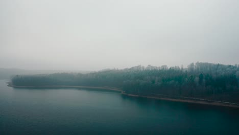 Hermoso-Lago-Y-Bosque-De-Invierno-Durante-La-Niebla