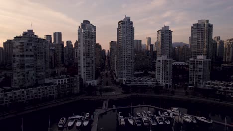 Rascacielos-Frente-Al-Mar-De-Vancouver,-Canadá.-Aéreo-Hacia-Adelante-Ascendente