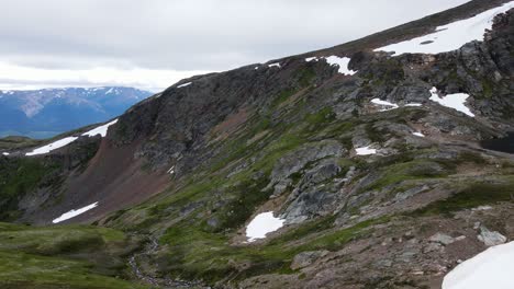 Pintorescas-Montañas-Y-Valles-Que-Rodean-El-Lago-Del-Cráter-Cerca-De-Smithers,-Columbia-Británica-En-Canadá