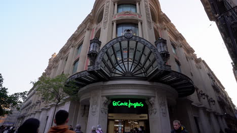 Incline-Hacia-Abajo-El-Edificio-Tradicional-En-El-Centro-De-La-Ciudad-Con-La-Famosa-Tienda-De-Compras