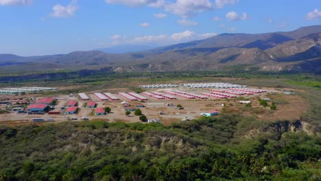 Edificios-De-Las-Instalaciones-De-La-Fuerza-Laboral-Del-Contratista-En-El-Sitio-Para-El-Proyecto-De-Construcción-Del-Desarrollo-De-La-Represa-Presa-Monte-Grande---Toma-Aérea-De-Cierre