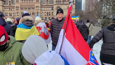 Plaza-Llena-De-Gente-Durante-Una-Protesta-Contra-La-Invasión-Rusa-De-Ucrania,-En-El-Centro-De-Toronto