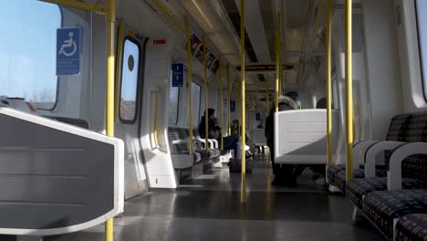 Mirando-A-Través-Del-Carro-En-El-Metro-De-Londres-S8-Stock-Train