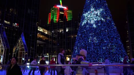 Pista-De-Patinaje-Sobre-Hielo-Al-Aire-Libre-Con-árbol-De-Navidad-En-El-Centro-De-Pittsburgh