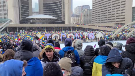 Manifestación-Pro-Ucraniana-Contra-La-Invasión-De-Guerra-De-Rusia-En-Nathan-Phillips-Square-En-Toronto,-Ontario,-Canadá