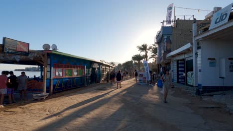 Menschen-Auf-Der-Touristenstraße-In-Dahab-In-ägypten