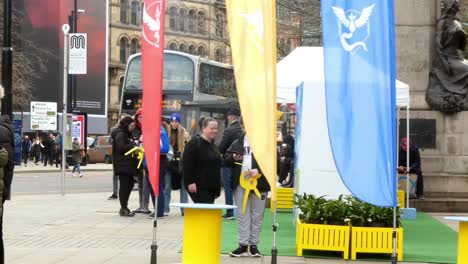 Gente-Jugando-A-La-Aplicación-De-Juego-De-Pokemon-De-Realidad-Virtual-En-La-Experiencia-De-La-Ciudad-De-Manchester