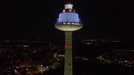 Antena:-Toma-De-Pedestal-Pacífica-Y-Lenta-De-La-Torre-De-Televisión-De-Vilnius-Por-La-Noche