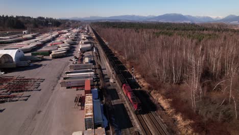 Trenes-De-Carga-Que-Circulan-Por-Ferrocarril-En-La-Terminal-De-Envío-De-Vancouver-En-Canadá