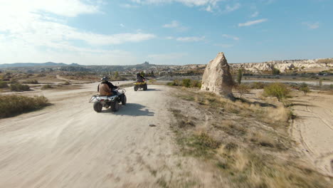 Recorrido-En-Atv-En-Capadocia---La-Gente-Viaja-En-Quad-Hacia-Las-Chimeneas-De-Hadas-En-Goreme-En-Turquía