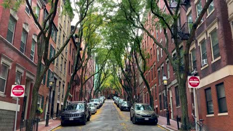 Streets-with-vehicles-in-Beacon-Hill,-Boston,-sunny-autumn-day-in-USA---Static-shot