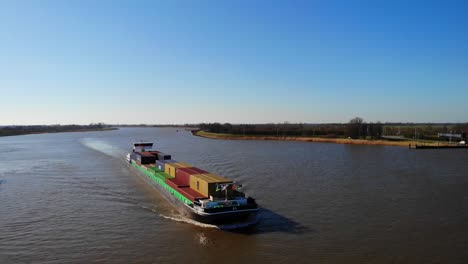 Luftaufnahme-Des-Sich-Nähernden-Sendo-liner-binnenfrachters-Entlang-Der-Lek-In-Groot-Ammers