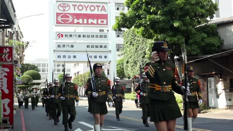 Banda-Militar-Asiática-Y-Soldados-Con-Bayonetas-Marchando-En-Las-Calles-Cerca-Del-Complejo-Industrial