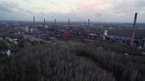 Fliegen-In-Richtung-Zeche-Zollverein-Kokerei,-Bunt-Bewölkt-Vor-Morgendämmerung