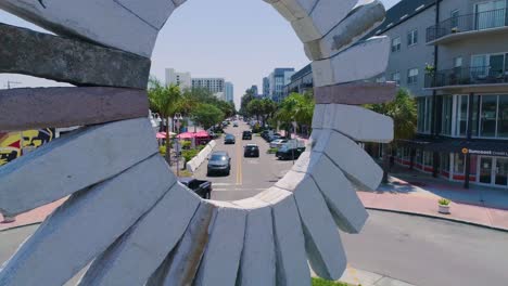 4K-Drohnenvideo-Der-Sonne-Am-Randdenkmal-Im-Kreisverkehr-In-Der-Innenstadt-Von-St