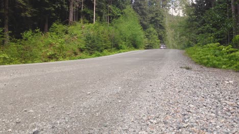 Kia-Rio-Hatchback-Coche-Conduciendo-Rápido-Con-Bicicletas-En-El-Maletero-En-Camino-De-Tierra-De-Montaña-En-Squamish-Bc-Off-Road