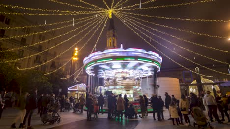 Lapso-De-Tiempo-Del-Carrusel-En-Zaragoza-España-Por-La-Noche