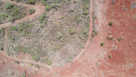 Drone-Mavic-Air-2-Volando-Sobre-La-Colina-En-La-Zona-Desértica-De-La-Sabana-Africana