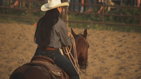 Mädchen-Bricht-In-Einem-Pferd-Ein-Cowgirl-Reitet-Bei-Sonnenuntergang-Auf-Der-Grünen-Wiese,-Majestätisches-Pferd-Trabt-In-Zeitlupe-Mit-Reiter