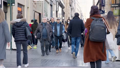 Menschen-Aus-Verschiedenen-Rassen-Und-Kulturen-Gehen-In-Der-Einkaufsstraße-Rue-Neuve-In-Brüssel,-Belgien