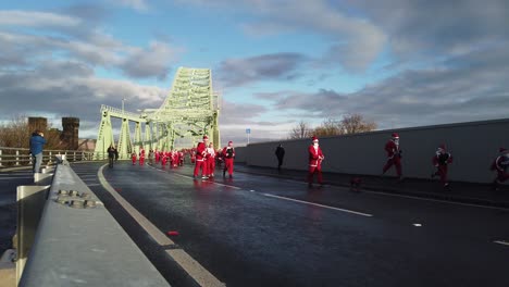 Caridad-Santa-Dash-Maratón-Carrera-Divertida-Evento-Sobre-Runcorn-Silver-Jubilee-Bridge