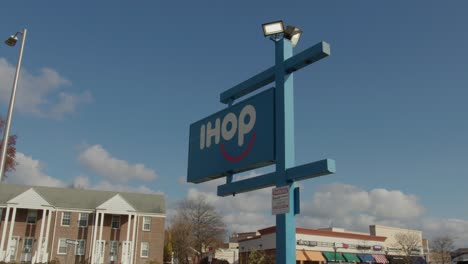 Breiter-Niedriger-Winkel-Eines-Ihop-Restaurantzeichens