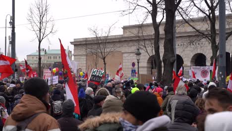 Gran-Multitud-De-Personas-En-Protestas-Antigubernamentales-Contra-Corona-En-Viena