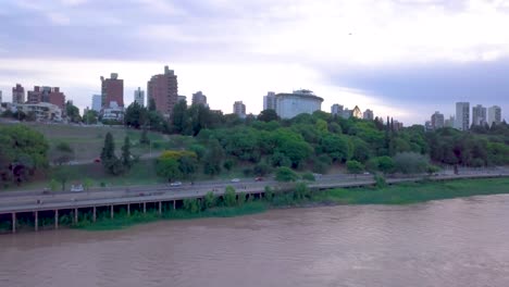 Toma-De-Drones-De-Una-Ciudad-Costera-Con-Sus-Edificios-Y-Su-Río