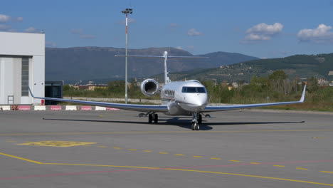 Gulfstreams-Flaggschiff-G650er-Privatjet-Rollt-Statisch-Von-Der-Landebahn