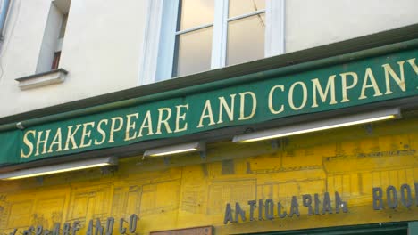 Frente-A-La-Legendaria-Librería-De-Shakespeare-Y-Compañía-En-París,-Francia