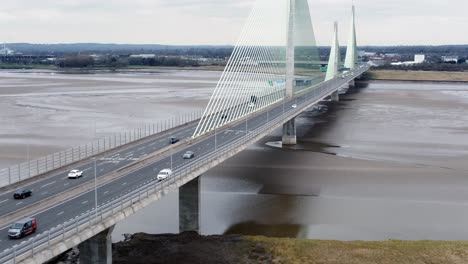 Mersey-Gateway-Punto-De-Referencia-Vista-Aérea-Sobre-Peaje-Puente-Colgante-Cruce-De-Río-Seguimiento-De-Tráfico-Tiro-Inverso