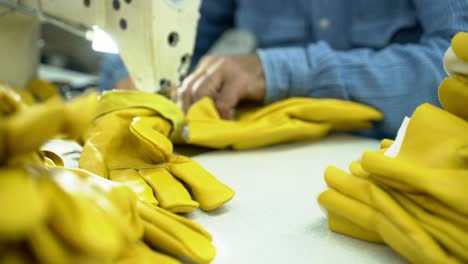 Primer-Plano-De-Un-Sastre-Coser-Guantes-De-Diseñador-De-Moda-En-La-Fabricación-De-Maquiladoras