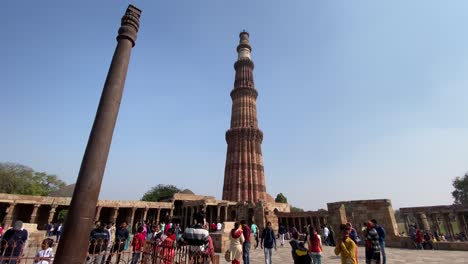 Qutb-Minar-Und-Seine-Ruinen-Im-Qutb-Komplex