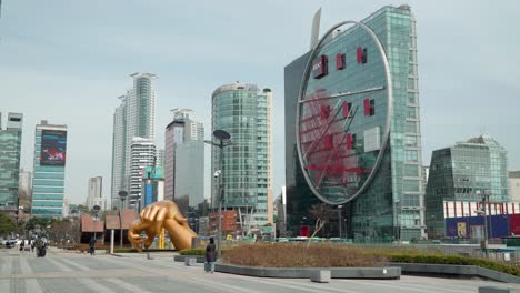 Gangnam-Style-Golden-Statue-In-Front-Of-DGB-Bank-In-Seoul,-South-Korea