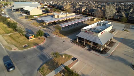 Luftaufnahmen-Von-Pizza-Hut-Und-Sonic-Restaurants-In-Lantana,-Texas