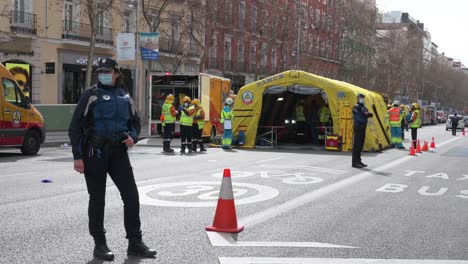 Ein-Polizist-Bleibt-Während-Einer-übung-Zur-Evakuierung-Von-Polizei--Und-Medizinischen-Notfällen-In-Madrid,-Spanien,-Vor-Einem-Abgesperrten-Bereich-Wachsam