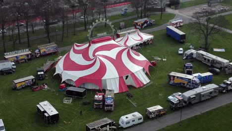 Planet-Zirkus-Draufgänger-Unterhaltung-Buntes-Wirbelzelt-Und-Wohnwagenanhängerring-Antenne-Aufsteigende-Spur-Nach-Unten-Anzeigen