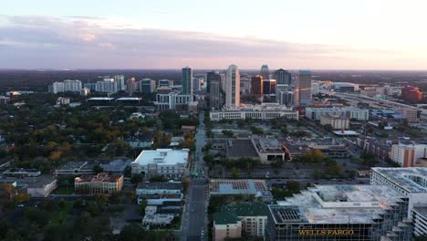 Clip-De-Paralaje-Aéreo-De-4k-En-El-Crepúsculo-Del-Centro-De-Orlando,-Florida