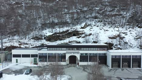 Hauptgebäude-Des-Wasserkraftwerks-Borgund-In-Norwegen---Antenne,-Die-Sich-Langsam-Rückwärts-Von-Der-Nähe-Zur-übersicht-Bewegt---Produziert-Jährlich-985-Gwh-Strom