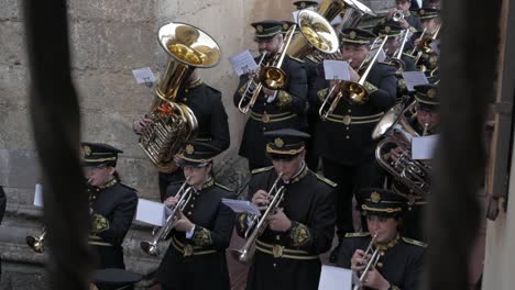 Procesión-De-Pascua-Católica-Con-Banda-Tocando-Durante-La-Semana-Santa-En-Ronda,-España