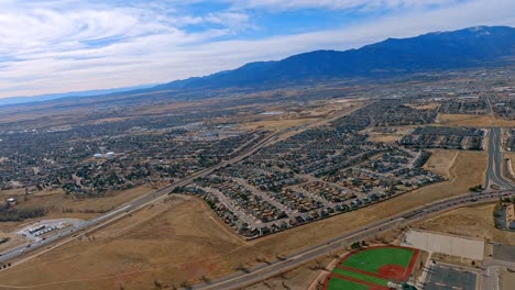 Airplane-flight-over-Colorado-Springs-turning-from-south-to-west-towards-Pikes-Peak