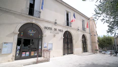 Exterior-main-entrance-of-Hotel-de-Ville-a-staple-of-the-town,-Dolly-in-reveal-shot