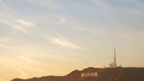 Kippen-Sie-Den-Schuss-Des-Ikonischen-Hollywood-Zeichens-In-Der-Ferne-Bei-Sonnenuntergang-Nach-Unten